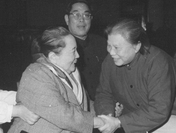 【回忆毛主席】毛主席率领我们走妇女彻底解放的道路